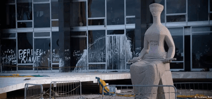 democracia em ruinas